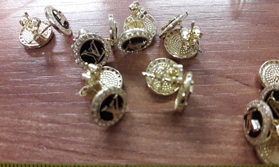 padělky šperků - náušnice LV